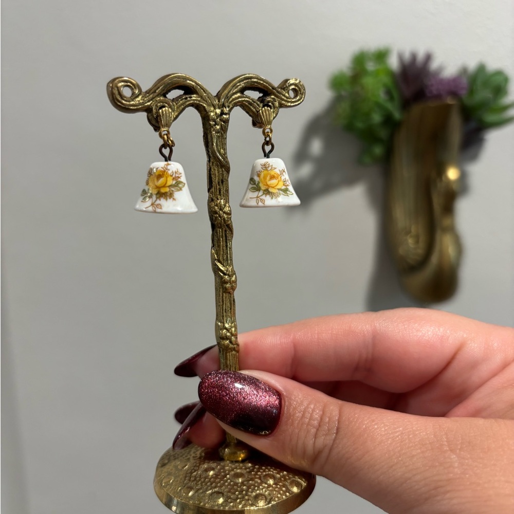 Adorable vintage dress yellow rose bell earrings